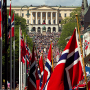 Hver 17. mai passerer barnetoget i Oslo foran Slottet, der Kongefamilien hilser dem fra Slottsbalkongen. Foto: Heiko Junge / Scanpix